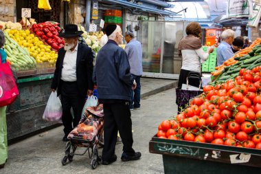 Jerusalem İsrail 02 Mayıs 2018 bilinmeyenli insanlar Kudüs'te Mahane Yehuda Pazar sabahı alışveriş