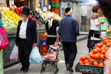Jerusalem İsrail 02 Mayıs 2018 bilinmeyenli insanlar Kudüs'te Mahane Yehuda Pazar sabahı alışveriş