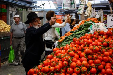 Jerusalem İsrail 02 Mayıs 2018 bilinmeyenli insanlar Kudüs'te Mahane Yehuda Pazar sabahı alışveriş