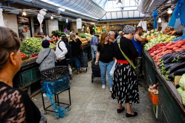 Jerusalem İsrail 02 Mayıs 2018 bilinmeyenli insanlar Kudüs'te Mahane Yehuda Pazar sabahı alışveriş