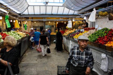 Jerusalem İsrail 02 Mayıs 2018 bilinmeyenli insanlar Kudüs'te Mahane Yehuda Pazar sabahı alışveriş