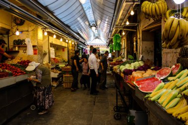 Jerusalem İsrail 02 Mayıs 2018 bilinmeyenli insanlar Kudüs'te Mahane Yehuda Pazar sabahı alışveriş