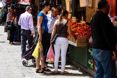 Jerusalem İsrail 02 Mayıs 2018 bilinmeyenli insanlar Kudüs'te Mahane Yehuda Pazar sabahı alışveriş