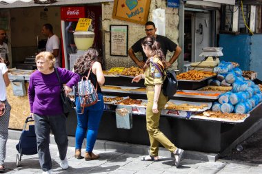 Jerusalem İsrail 02 Mayıs 2018 bilinmeyenli insanlar Kudüs'te Mahane Yehuda Pazar sabahı alışveriş