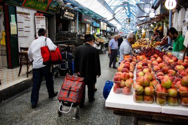 Jerusalem İsrail 02 Mayıs 2018 bilinmeyenli insanlar Kudüs'te Mahane Yehuda Pazar sabahı alışveriş