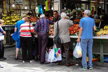 Jerusalem İsrail 02 Mayıs 2018 bilinmeyenli insanlar Kudüs'te Mahane Yehuda Pazar sabahı alışveriş