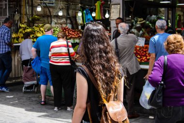 Jerusalem İsrail 02 Mayıs 2018 bilinmeyenli insanlar Kudüs'te Mahane Yehuda Pazar sabahı alışveriş