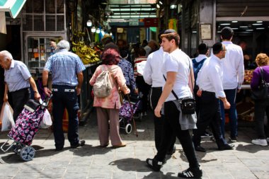 Jerusalem İsrail 02 Mayıs 2018 bilinmeyenli insanlar Kudüs'te Mahane Yehuda Pazar sabahı alışveriş