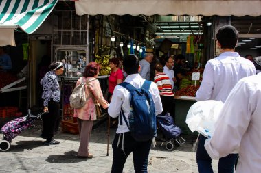Jerusalem İsrail 02 Mayıs 2018 bilinmeyenli insanlar Kudüs'te Mahane Yehuda Pazar sabahı alışveriş