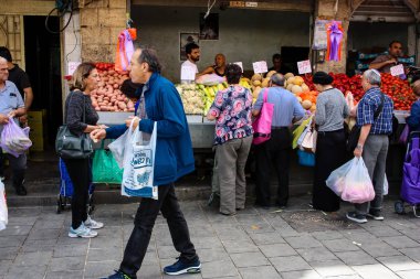 Jerusalem İsrail 02 Mayıs 2018 bilinmeyenli insanlar Kudüs'te Mahane Yehuda Pazar sabahı alışveriş