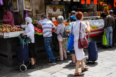 Jerusalem İsrail 02 Mayıs 2018 bilinmeyenli insanlar Kudüs'te Mahane Yehuda Pazar sabahı alışveriş