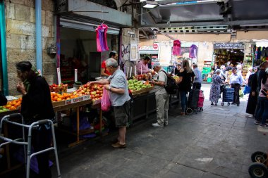 Jerusalem İsrail 02 Mayıs 2018 bilinmeyenli insanlar Kudüs'te Mahane Yehuda Pazar sabahı alışveriş