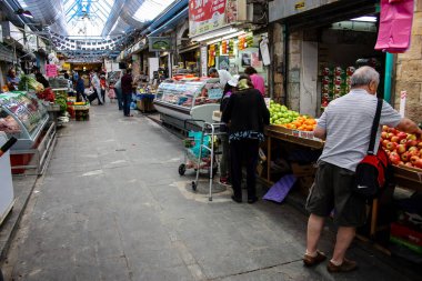 Jerusalem İsrail 02 Mayıs 2018 bilinmeyenli insanlar Kudüs'te Mahane Yehuda Pazar sabahı alışveriş