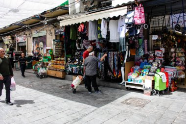 Jerusalem İsrail 02 Mayıs 2018 bilinmeyenli insanlar Kudüs'te Mahane Yehuda Pazar sabahı alışveriş