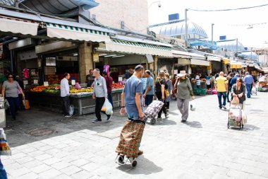 Jerusalem İsrail 02 Mayıs 2018 bilinmeyenli insanlar Kudüs'te Mahane Yehuda Pazar sabahı alışveriş