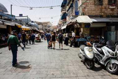 Jerusalem İsrail 02 Mayıs 2018 bilinmeyenli insanlar Kudüs'te Mahane Yehuda Pazar sabahı alışveriş