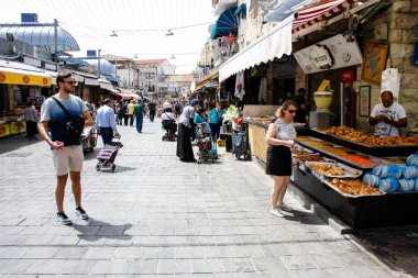 Jerusalem İsrail 02 Mayıs 2018 bilinmeyenli insanlar Kudüs'te Mahane Yehuda Pazar sabahı alışveriş