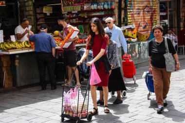 Jerusalem İsrail 02 Mayıs 2018 bilinmeyenli insanlar Kudüs'te Mahane Yehuda Pazar sabahı alışveriş
