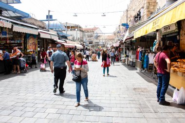 Jerusalem İsrail 02 Mayıs 2018 bilinmeyenli insanlar Kudüs'te Mahane Yehuda Pazar sabahı alışveriş