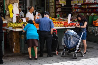 Jerusalem İsrail 02 Mayıs 2018 bilinmeyenli insanlar Kudüs'te Mahane Yehuda Pazar sabahı alışveriş