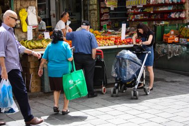 Jerusalem İsrail 02 Mayıs 2018 bilinmeyenli insanlar Kudüs'te Mahane Yehuda Pazar sabahı alışveriş