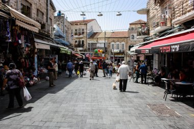 Jerusalem İsrail 02 Mayıs 2018 bilinmeyenli insanlar Kudüs'te Mahane Yehuda Pazar sabahı alışveriş