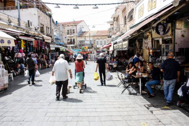 Jerusalem İsrail 02 Mayıs 2018 bilinmeyenli insanlar Kudüs'te Mahane Yehuda Pazar sabahı alışveriş