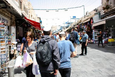 Jerusalem İsrail 02 Mayıs 2018 bilinmeyenli insanlar Kudüs'te Mahane Yehuda Pazar sabahı alışveriş