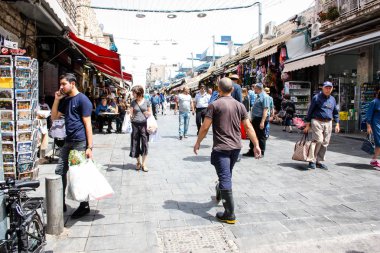 Jerusalem İsrail 02 Mayıs 2018 bilinmeyenli insanlar Kudüs'te Mahane Yehuda Pazar sabahı alışveriş