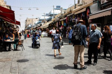 Jerusalem İsrail 02 Mayıs 2018 bilinmeyenli insanlar Kudüs'te Mahane Yehuda Pazar sabahı alışveriş