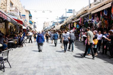 Jerusalem İsrail 02 Mayıs 2018 bilinmeyenli insanlar Kudüs'te Mahane Yehuda Pazar sabahı alışveriş