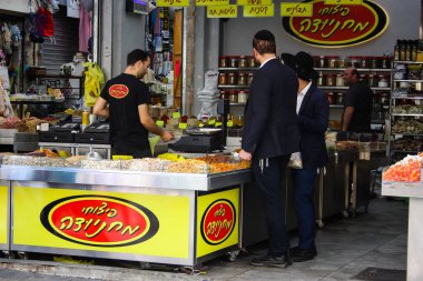 Jerusalem İsrail 02 Mayıs 2018 bilinmeyenli insanlar Kudüs'te Mahane Yehuda Pazar sabahı alışveriş