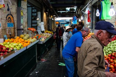 Jerusalem İsrail 02 Mayıs 2018 bilinmeyenli insanlar Kudüs'te Mahane Yehuda Pazar sabahı alışveriş