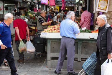 Jerusalem İsrail 02 Mayıs 2018 bilinmeyenli insanlar Kudüs'te Mahane Yehuda Pazar sabahı alışveriş
