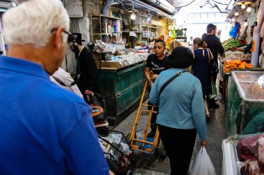 Jerusalem İsrail 02 Mayıs 2018 bilinmeyenli insanlar Kudüs'te Mahane Yehuda Pazar sabahı alışveriş