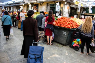 Jerusalem İsrail 02 Mayıs 2018 bilinmeyenli insanlar Kudüs'te Mahane Yehuda Pazar sabahı alışveriş