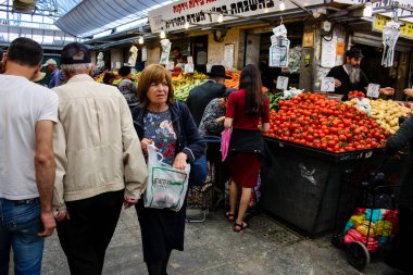 Jerusalem İsrail 02 Mayıs 2018 bilinmeyenli insanlar Kudüs'te Mahane Yehuda Pazar sabahı alışveriş