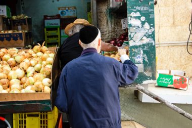 Jerusalem İsrail 02 Mayıs 2018 bilinmeyenli insanlar Kudüs'te Mahane Yehuda Pazar sabahı alışveriş
