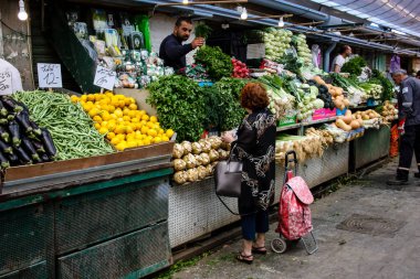Jerusalem İsrail 02 Mayıs 2018 bilinmeyenli insanlar Kudüs'te Mahane Yehuda Pazar sabahı alışveriş