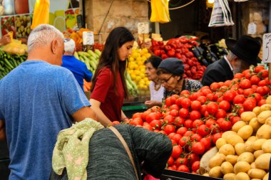 Jerusalem İsrail 02 Mayıs 2018 bilinmeyenli insanlar Kudüs'te Mahane Yehuda Pazar sabahı alışveriş