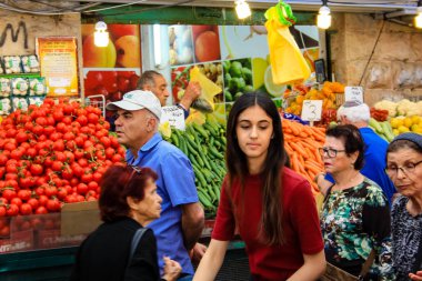 Jerusalem İsrail 02 Mayıs 2018 bilinmeyenli insanlar Kudüs'te Mahane Yehuda Pazar sabahı alışveriş