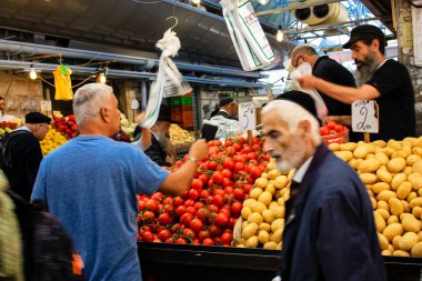 Jerusalem İsrail 02 Mayıs 2018 bilinmeyenli insanlar Kudüs'te Mahane Yehuda Pazar sabahı alışveriş