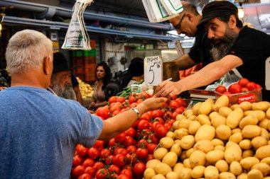 Jerusalem İsrail 02 Mayıs 2018 bilinmeyenli insanlar Kudüs'te Mahane Yehuda Pazar sabahı alışveriş