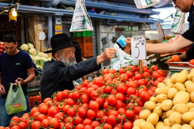Jerusalem İsrail 02 Mayıs 2018 bilinmeyenli insanlar Kudüs'te Mahane Yehuda Pazar sabahı alışveriş
