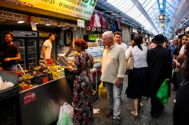 Jerusalem İsrail 02 Mayıs 2018 bilinmeyenli insanlar Kudüs'te Mahane Yehuda Pazar sabahı alışveriş