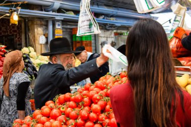 Jerusalem İsrail 02 Mayıs 2018 bilinmeyenli insanlar Kudüs'te Mahane Yehuda Pazar sabahı alışveriş
