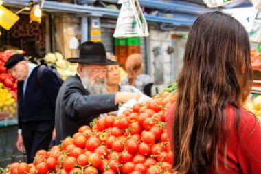 Jerusalem İsrail 02 Mayıs 2018 bilinmeyenli insanlar Kudüs'te Mahane Yehuda Pazar sabahı alışveriş