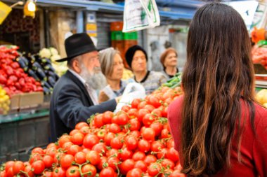 Jerusalem İsrail 02 Mayıs 2018 bilinmeyenli insanlar Kudüs'te Mahane Yehuda Pazar sabahı alışveriş