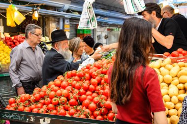 Jerusalem İsrail 02 Mayıs 2018 bilinmeyenli insanlar Kudüs'te Mahane Yehuda Pazar sabahı alışveriş