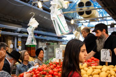 Jerusalem İsrail 02 Mayıs 2018 bilinmeyenli insanlar Kudüs'te Mahane Yehuda Pazar sabahı alışveriş
